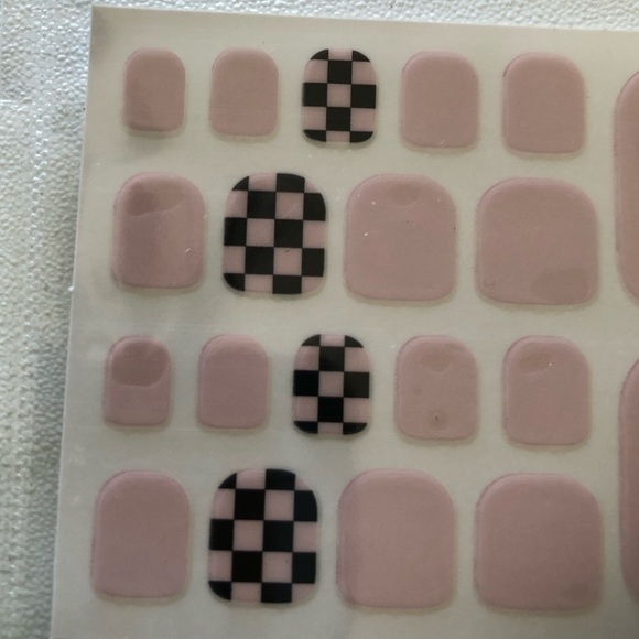 🦶🏽2/$8 Adorable blush and black puppies and checkers toe nail wraps - Picture 4 of 7